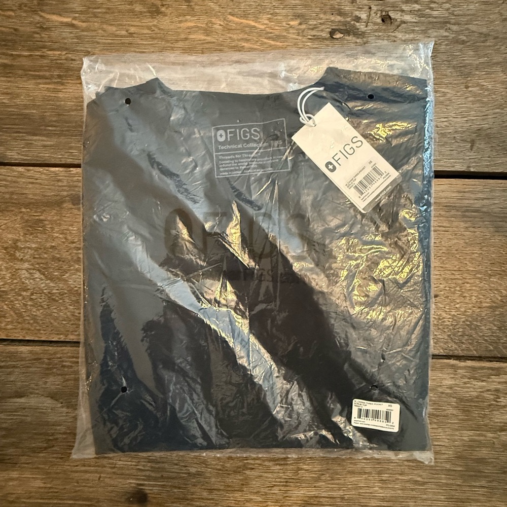 NWT FIGS Black Casma three pocket scrub top XS